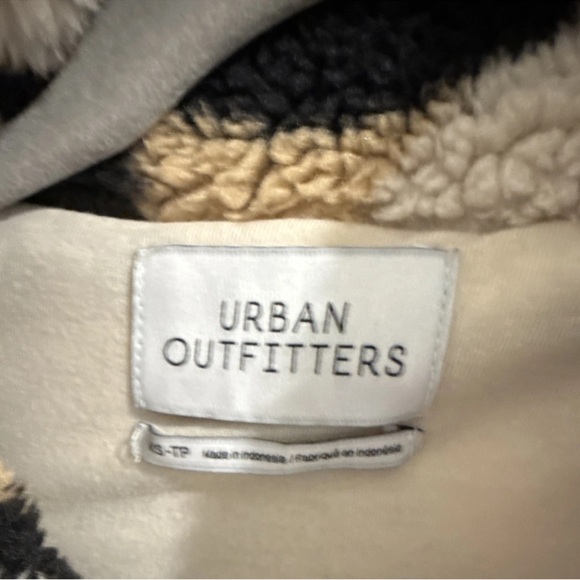 Urban Outfitters Black & Cream Sherpa Zip Jacket with Yin Yang Detail - Picture 2 of 2
